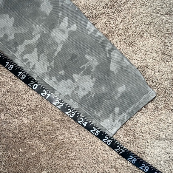 SPANX Women’s Jeanish Camo Leggings Size Small (2-4) Stone Wash Camo - Picture 3 of 11